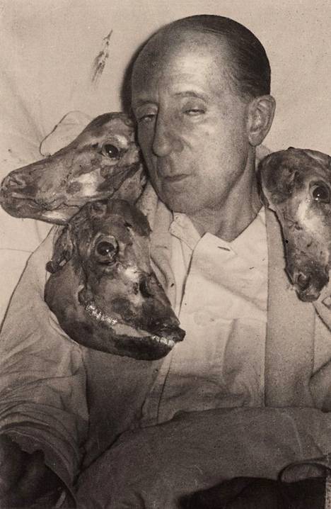 Markiisi George de Cuevas oli Madame d’Oran tärkeä toimeksiantaja tämän viimeisinä työvuosina. Poikkeuksellinen kuva markiisista nyljettyjen lampaanpäiden kanssa on otettu vuosien 1956–1957 paikkeilla.