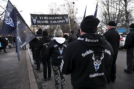 Soldiers of Odin -järjestön jäseniä uusnatsien Kohti vapautta! -marssin järjestyessä Helsingin Kaisaniemessä itsenäisyyspäivänä 6. joulukuuta 2018.