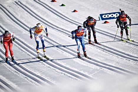 Krista Pärmäkoski (kesk.) sijoittui loppiaisena Val di Fiemmessä hiihdetyssä perinteisen hiihtotavan sprintissä viidenneksi. Kuva puolivälierävaiheesta, jossa Pärmäkoski hiihti erävoittoon.