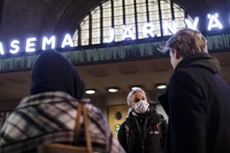 Nuorisotyöntekijä Anki Herlin jututtaa nuoria rautatieaseman edessä.