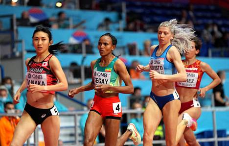 Sara Kuivisto sijoittui lauantai-illan 1 500 metrin MM-hallifinaalissa 11:nneksi. Kuva perjantain alkuerästä, jossa juoksi myös maailmanmestari ja ME:n haltija Gudaf Tsegay.