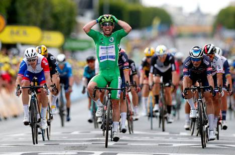 Englantilainen Mark Cavendish nosti kädet ylös ylitettyään maaliviivan Tour de Francen kuudennen etapin voittajana.