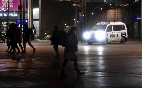 Poliisi partioi Helsingin Narinkkatorilla marraskuussa 2020.