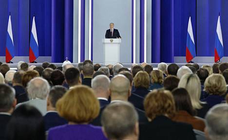 Venäjän johtaja Vladimir Putin (taustalla keskellä) piti tiistaina valtakunnan tila -puheensa Moskovassa.