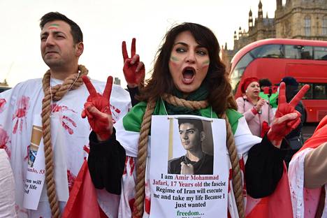 Iranin hallinnon vastaisesta toiminnasta langetettuja kuolemantuomioita vastaan protestoitiin Lontoossa joulukuussa.