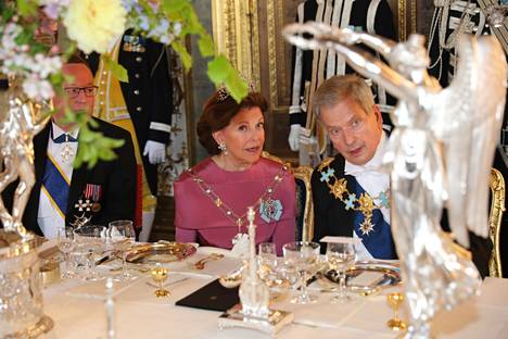Elinkeinoministeri Mika Lintilä (vas.) istui illallisella kuningatar Silvian vieressä. 