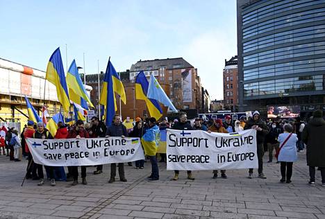 Ihmisiä Ukrainan tukimielenosoituksessa Helsingissä 19. maaliskuuta.