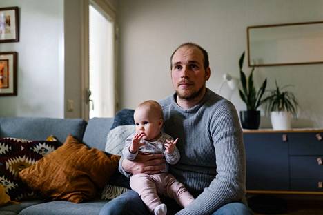 Ville ja Moona Luotola kotonaan Oulussa. Kasvava sähkölasku mietityttää sähkölämmitteisessä asunnossa asuvaa perhettä.