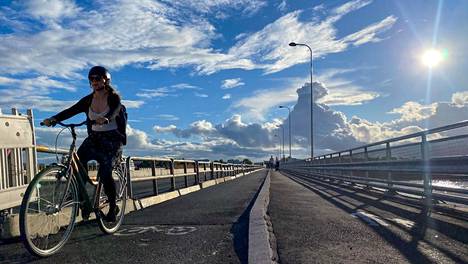 Pyöräily | Lauttasaaren siltatyömaan surullisen kuuluisaa pyörätietä korjattiin, mutta kulkijat eivät ole vieläkään tyytyväisiä: ”Ongelma ikään kuin ulkoistetaan jalankulkijoille”