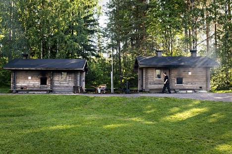 Nämä kaksi pientä saunaa rakennettiin korvaamaan 2011 palanut iso sauna. Ne päätettiin kuitenkin jättää paikoilleen, vaikka uusi iso sauna valmistui vuonna 2013. Oikeanpuolimmainen näistäkin saunoista paloi vuonna 2016. 