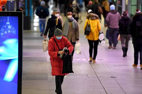 Maskit, etätyö ja erilaiset sulkutoimet ovat tehonneet influenssavirukseen, tutkimus toteaa. Maskit ilmestyivät myös Helsingin katukuvaan.