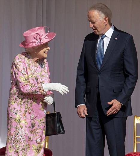 Elisabet tapasi Yhdysvaltain presidentti Joe Bidenin kesäkuussa 2021. Päällään kuningattarella on vaaleanpunainen kukkamekko sekä kesäinen lierihattu. 