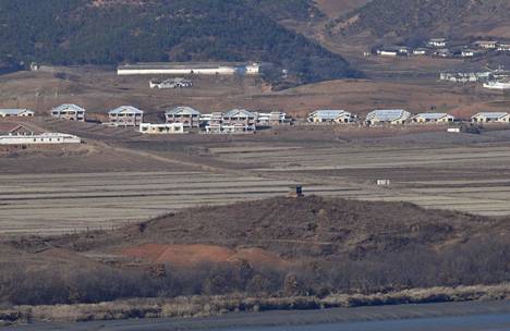 Rajakaupunki Kaepoong Pohjois-Koreassa nähtynä Etelä-Korean puolelta valtioiden väliseällä demilitarisoidulla alueella 17. joulukuuta 2021.