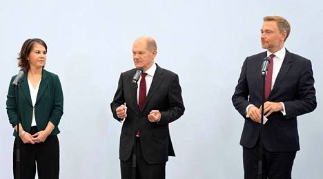 Vihreiden Annalena Baerbock, demarien Olaf Scholz ja liberaalien Christian Lindner kertoivat perjantai-iltapäivänä hallitustunnusteluiden tuloksista.