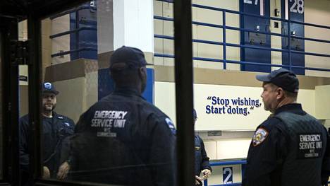 Yhdysvallat | New Yorkin paha­maineisin vankila ajautui kaaokseen: Vartijoita jää pois töistä ja jengit hallitsevat käytäviä