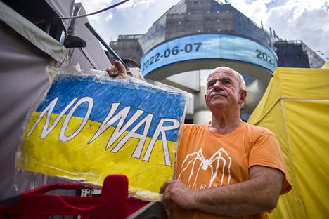 Entinen hävittäjälentäjä, nykyinen rauhanaktivisti István Metzger työskentelee Budapestin Nyugati-rautatieaseman edustan teltalla, josta autetaan Ukrainan pakolaisia.