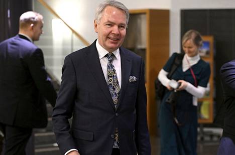 Ulkoministeri Pekka Haavisto saapui ulkoasiainvaliokunnan kokoukseen perjantaina. 