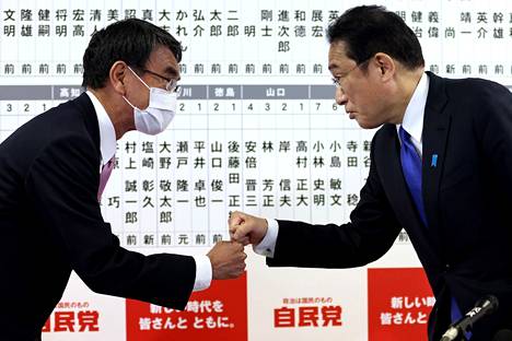 Japanin pääministeri Fumio Kishida (oik.) tervehti puoluetoveriaan Taro Konoa liberaalidemokraattisen puolueen toimistolla Tokiossa vaalipäivänä sunnuntaina.
