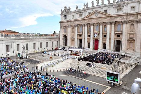 Useita tuhansia ihmisiä oli kokoontunut Vatikaanin Pietarinaukiolle seuraamaan autuaaksijulistamisen messua sunnuntaina.