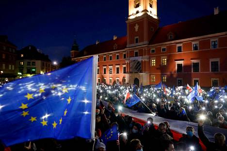 Puolalaiset osoittivat tukeaan sunnuntaina maan EU-jäsenyydelle Varsovassa.