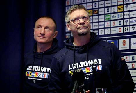 Leijonien GM Jere Lehtinen (vas.) ja päävalmentaja Jukka Jalonen lähtivät Pekingiin kokeneella joukkueella.