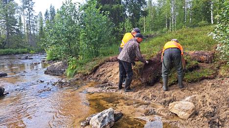 The deep ruts have been covered by the salvage contractor so that no more soil would flow into the water. Metsähallitus' Pirkko-Liisa Luhta photographed the other helpers.