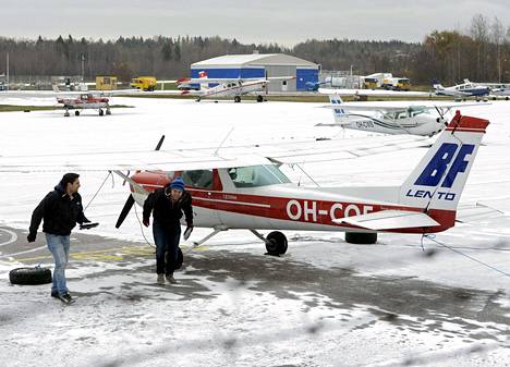Valtio vetäytyy Malmin lentoasemalta vuoden 2016 syyskuussa. Torstaina kentällä oli toimintaa lumesta huolimatta.