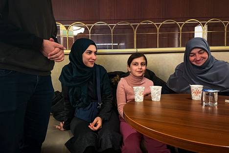 Zeynep Türkoğlu (vas.), Elif Türkoğlu ja Fatma Türkoğlu istuivat Kansallisen presidentillisen kirjaston kahvilassa. 