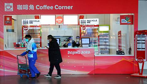 Kahvila palveli asiakkaita Pekingin olympialaisten lehdistökeskuksessa maanantaina.