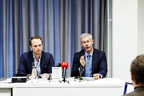 THL:n johtava asiantuntija Jussi Sane ja ylilääkäri Taneli Puumalainen puhuivat tiedotustilaisuudessa Helsingissä tiistaina.
