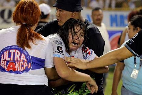 Järkyttynyt fani itki stadionin kaaoksessa El Salvadorin pääkaupungin Cuscatlan-stadionilla.