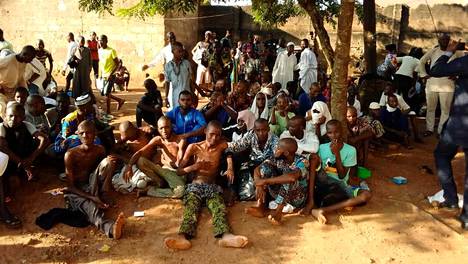Nigerian poliisi vapautti jälleen satoja riutuneita nuoria islamilaisesta sisäoppilaitoksesta