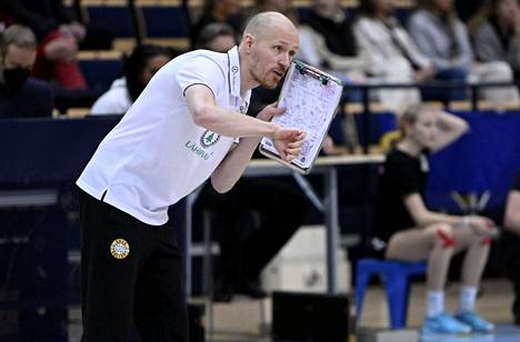 Savo Volleyn valmentaja Timo Tolvanen ei pitänyt näkemästään lauantaina.