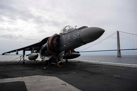 Maihinnousutukialuksen varustukseen kuuluu Harrier-hävittäjiä, jotka pystyvät nousemaan ja laskeutumaan pystysuoraan. Harrierit korvataan myöhemmin F-35B-hävittäjillä. 