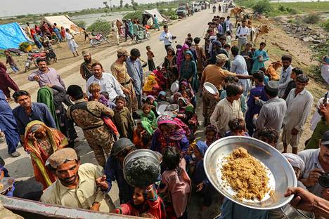 Pakistanin armeija jakoi ruokaa tulvia paenneille ihmisille elokuussa Rajanpurin alueella. 
