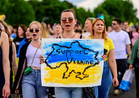 Демонстрация в поддержку Украины в Берлине 11 июня. Фото: Джон МакДугал / AFP
