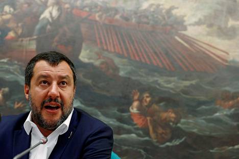 Sisäministeri Salvini: Italian ei tule pienentää talouden alijäämää ensi vuonna