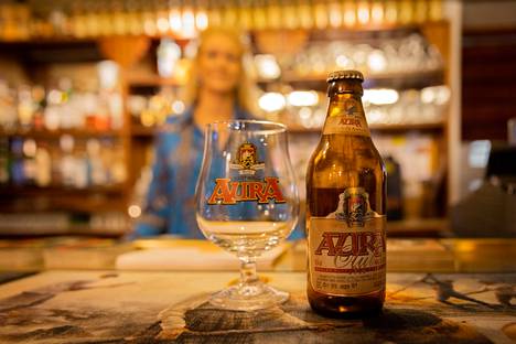 Baarin hyllyltä löytyy myös vanha Auran A-oluen pullo. Muistelomielessä se otettiin tiskille näytille.