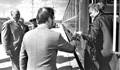 Ministeri Pentti Holappa avusti neuvostoliittolaisen kollegansa, ministeri Furtsevan Moskovan junasta.
