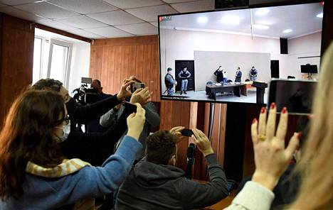Toimittajat seuraavat lähetystä Aleksei Navalnyin kuulemisesta 15. helmikuuta osana oikeudenkäyntiä, jossa oppositiopoliitikkoa uhkaa kymmenen vuoden vankeusrangaistus. 