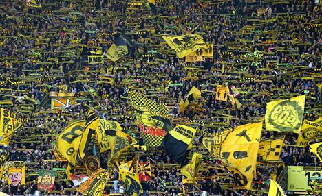 Ukrainasta sotaa paennut jalkapalloilija Alan Aussi pääsee Borussia Dortmundin riveissä kentälle tiistaina pelattavassa hyväntekeväisyysottelussa. Dortmundin ja Kiovan Dynamon otteluun on myyty noin 25 000 pääsylippua.