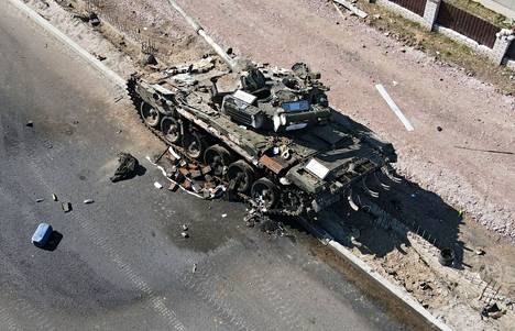 Ukrainan asevoimien medialle välittämä kuva, jossa näkyy Ukrainan mukaan tuhottu venäläinen panssarivaunu pääkaupunki Kiovan lähialueella.