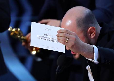 Tuottaja Jordon Horowitz esittelee palkintokuorta, jossa kerrotaan Moonlightin voittaneen parhaan elokuvan Oscarin.