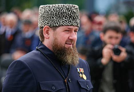 Tšetšenian johtaja Ramzan Kadyrov sotilasparaatissa pääkaupunki Groznyissä 9. toukokuuta.