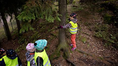Martinlaakson päiväkodin kaksivuotinen eskariryhmä metsäretkellä päiväkodin lähimetsässä vuonna 2021.