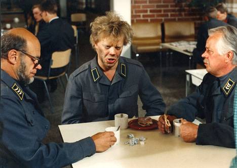 Loiri Uunona vuoden 1984 elokuvassa Uuno Turhapuro armeijan leivissä. Vasemmalla Pertti ”Spede” Pasanen ja oikealla koomikkokolmikosta Simo Salminen. 