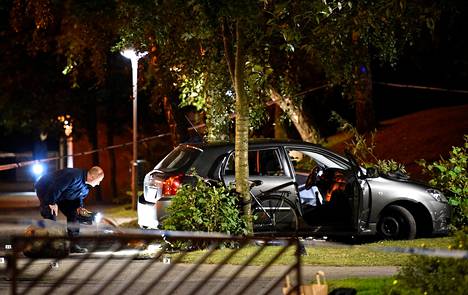 Malmön poliisi syyskuussa 2016 autoa, jossa matkustaneet ihmiset olivat loukkaantuneet ampumisessa.