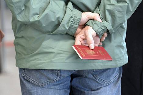 Mies seisoi sunnuntaina Vaalimaan rajanylityspaikalla Venäjän passi kädessään. 