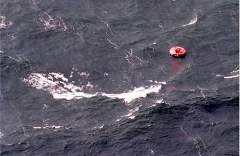 Yksinäinen pelastuslautta Estonia-turman jäljiltä Itämeren aallokossa 28. syyskuuta 1994..