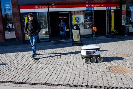 Kuljetusrobotti kuljetti ruokaa Aalto-yliopiston metroaseman edustalla huhtikuun lopulla.
